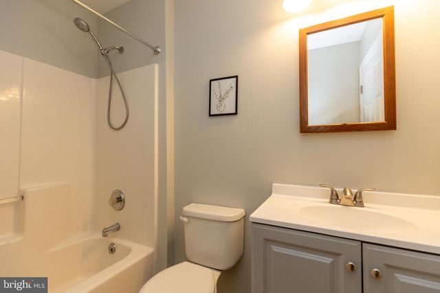 215 E FLAGSTONE DR, Newark, DE 19702