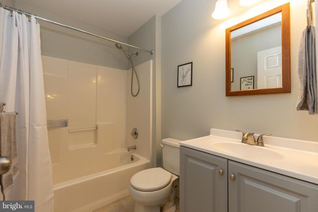 215 E FLAGSTONE DR, Newark, DE 19702