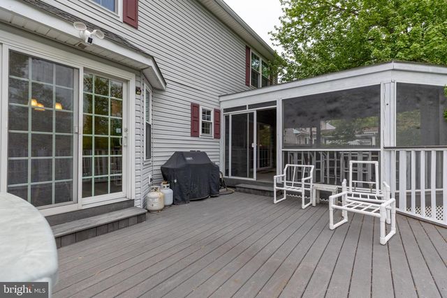 215 E FLAGSTONE DR, Newark, DE 19702