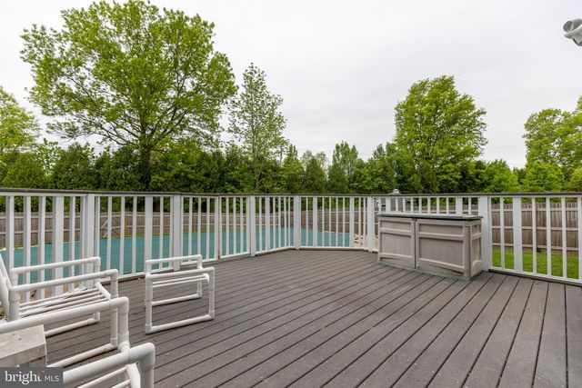 215 E FLAGSTONE DR, Newark, DE 19702