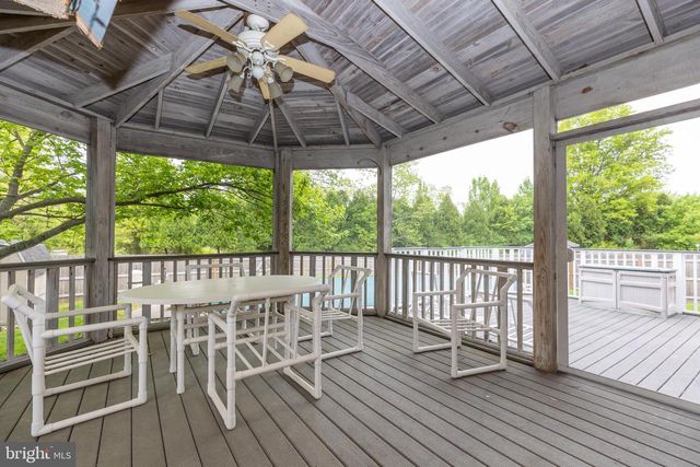 215 E FLAGSTONE DR, Newark, DE 19702