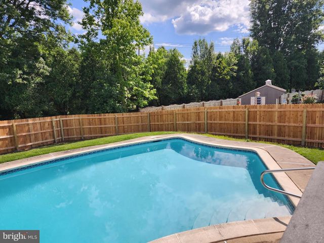 215 E FLAGSTONE DR, Newark, DE 19702