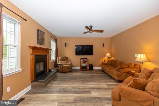 215 E FLAGSTONE DR, Newark, DE 19702