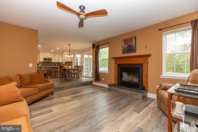 215 E FLAGSTONE DR, Newark, DE 19702