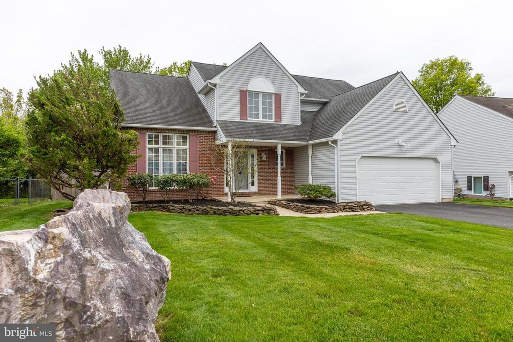 215 E FLAGSTONE DR, Newark, DE 19702