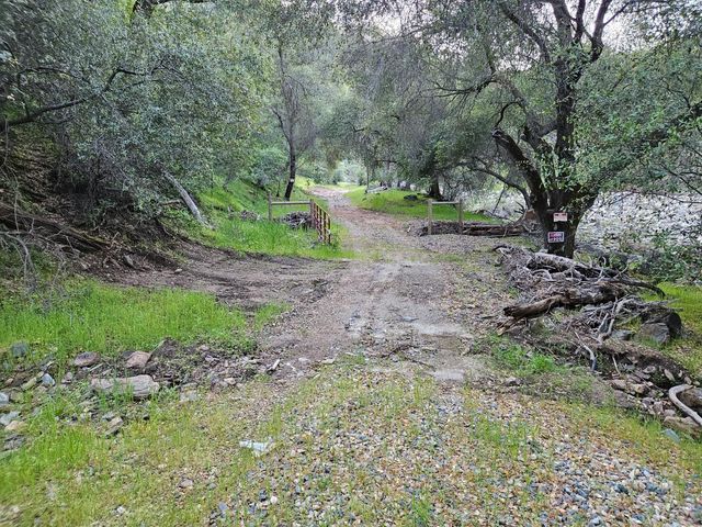 1000 Trimmer Spring Road, Sanger, CA 93657