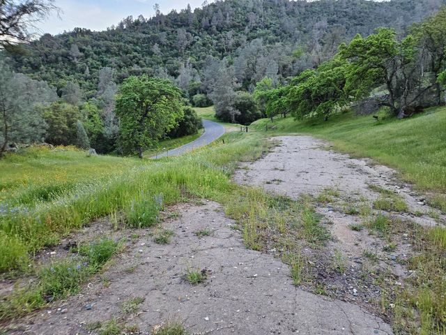 1000 Trimmer Spring Road, Sanger, CA 93657