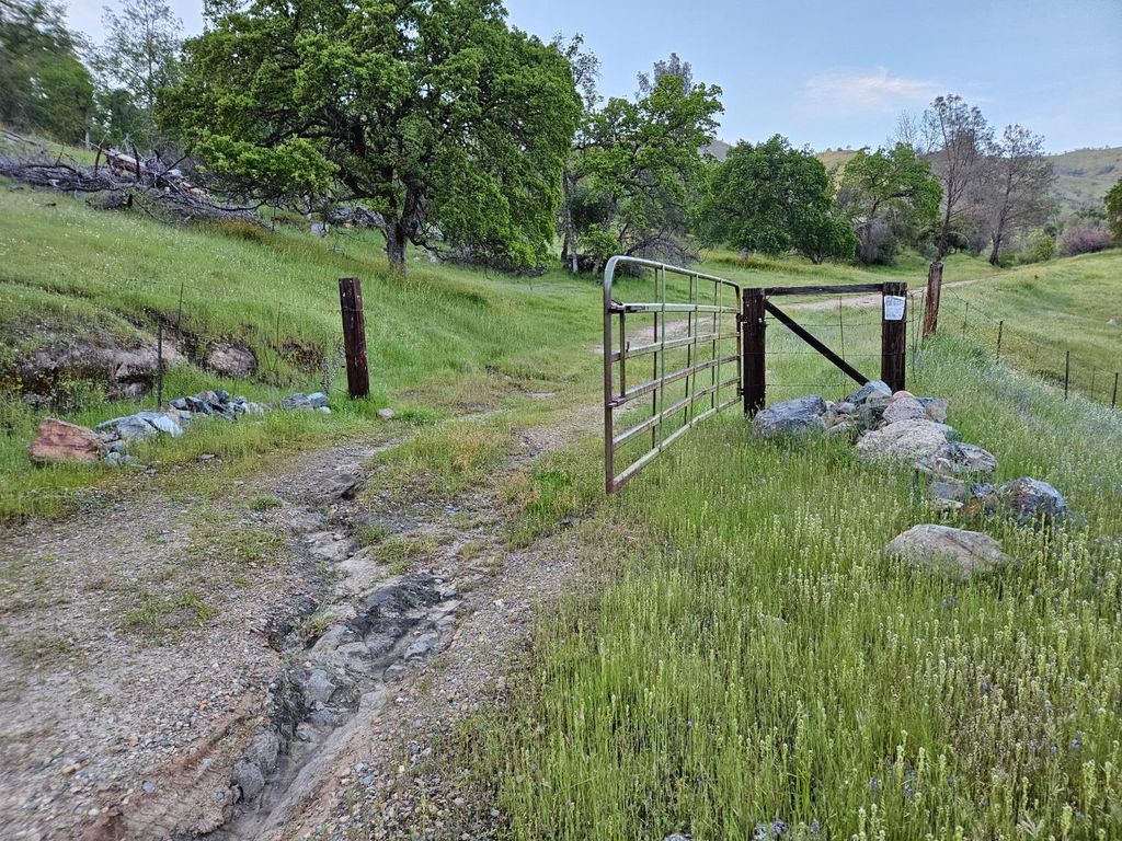 1000 Trimmer Spring Road, Sanger, CA 93657