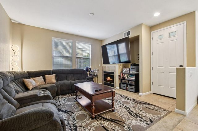 8464 Crystal Walk Cir, Elk Grove, CA 95758