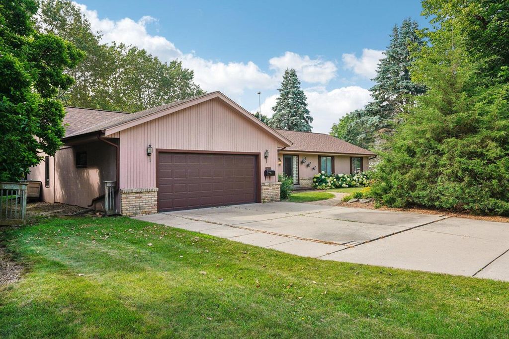 935 Old Tower ROAD, Oconomowoc, WI 53066