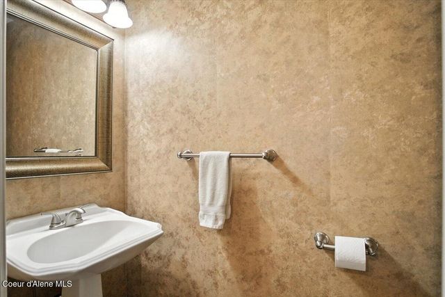 10569 N Friar DR, B, Hayden, ID 83835