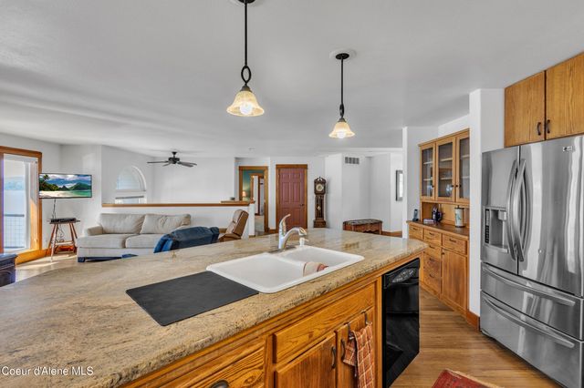 428 E Beachhouse LN, Harrison, ID 83833