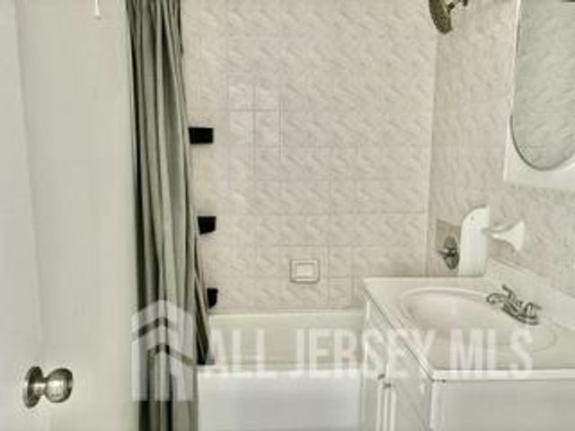 392 College Drive, Edison, NJ 08817