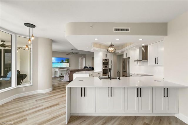1060 Borghese LN 902, Naples, FL 34114