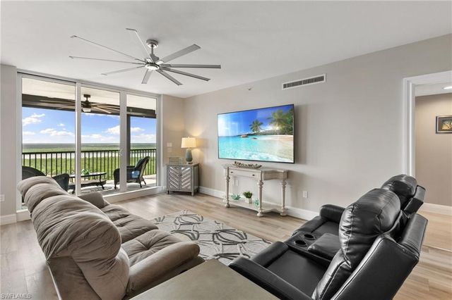 1060 Borghese LN 902, Naples, FL 34114