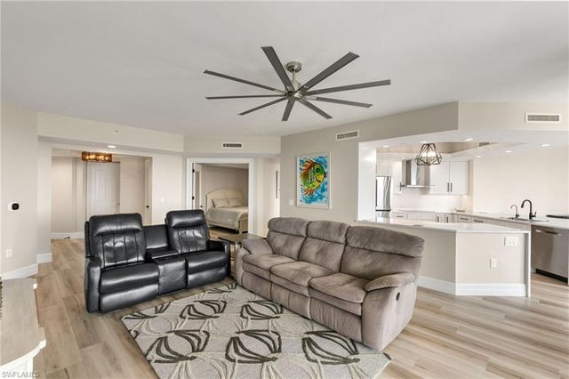 1060 Borghese LN 902, Naples, FL 34114