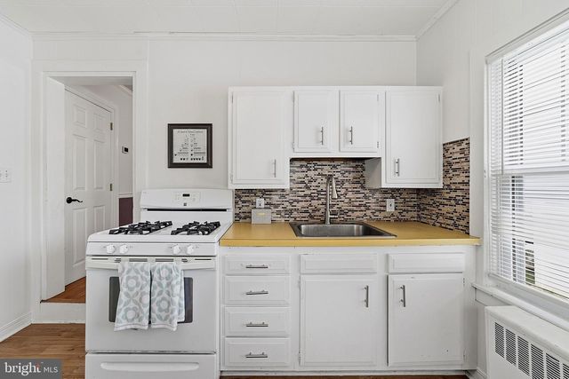 15 S CLINTON AVE, Maple Shade, NJ 08052