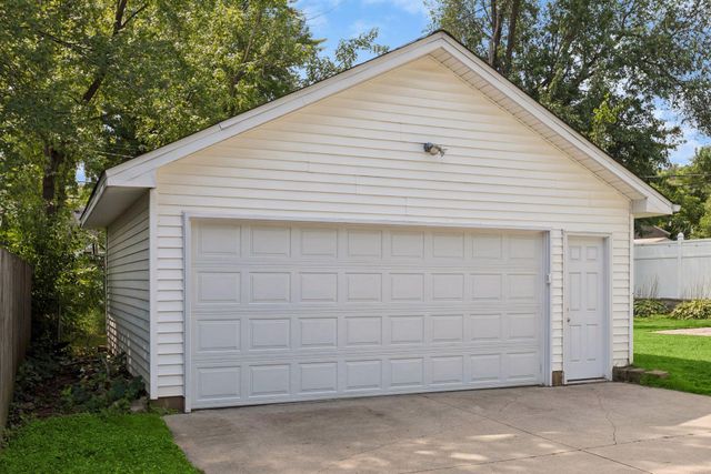 180 Westchester Drive, West Saint Paul, MN 55118