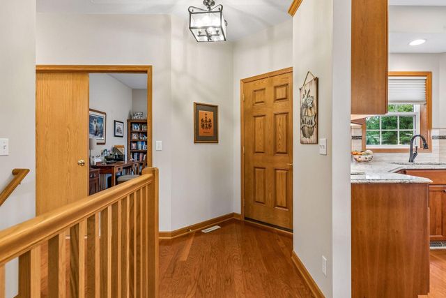 516 Holly Lane N, Oakdale, MN 55128