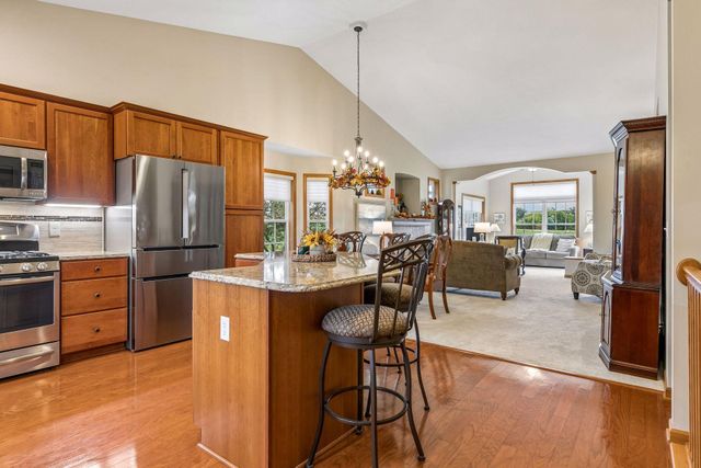 516 Holly Lane N, Oakdale, MN 55128