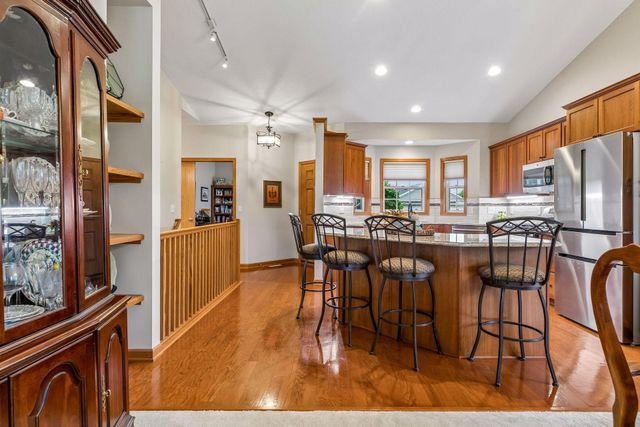516 Holly Lane N, Oakdale, MN 55128