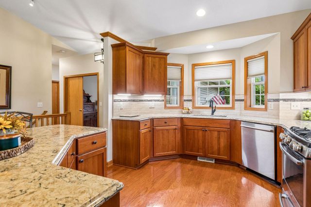 516 Holly Lane N, Oakdale, MN 55128
