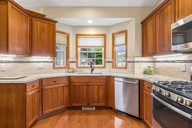 516 Holly Lane N, Oakdale, MN 55128