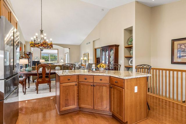 516 Holly Lane N, Oakdale, MN 55128