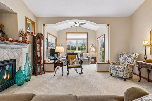 516 Holly Lane N, Oakdale, MN 55128