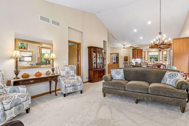 516 Holly Lane N, Oakdale, MN 55128
