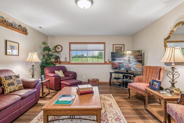 516 Holly Lane N, Oakdale, MN 55128