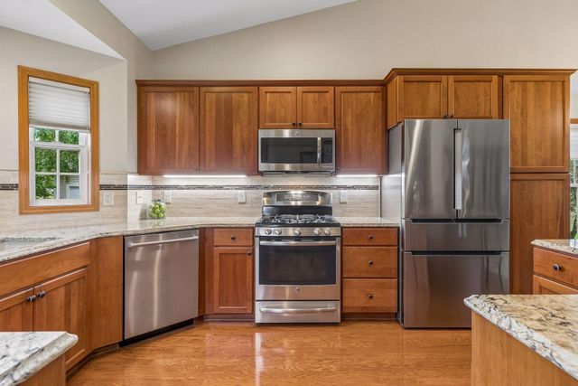 516 Holly Lane N, Oakdale, MN 55128