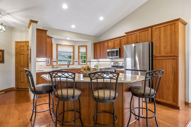 516 Holly Lane N, Oakdale, MN 55128