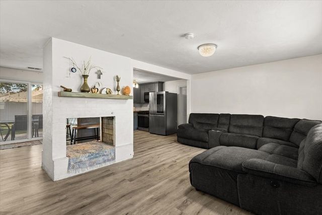 73 Oak Ridge Dr W, Brockton, MA 02301