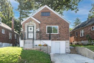 6758 Kenwood Drive, St Louis, MO 63121