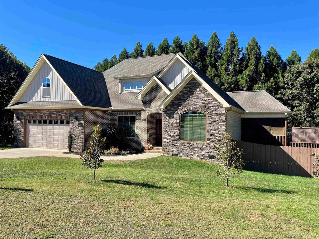 409 Shadow Oak Court, Boiling Springs, SC 29316