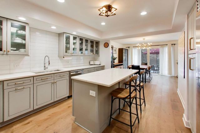 26 The Court Of Island Point, Northbrook, IL 60062