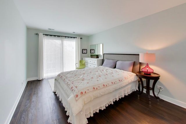 26 The Court Of Island Point, Northbrook, IL 60062