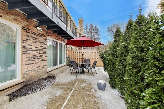 26 The Court Of Island Point, Northbrook, IL 60062