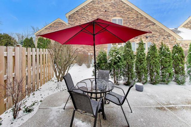 26 The Court Of Island Point, Northbrook, IL 60062
