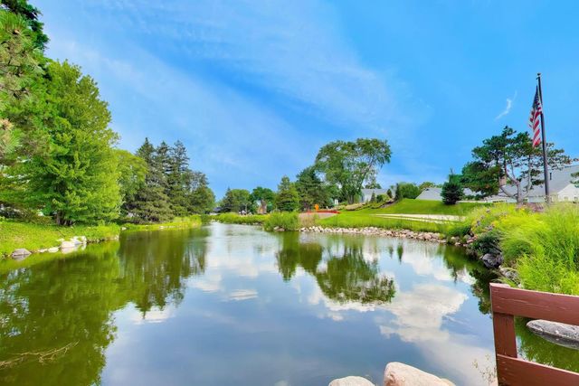 26 The Court Of Island Point, Northbrook, IL 60062