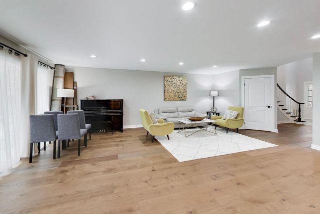 26 The Court Of Island Point, Northbrook, IL 60062