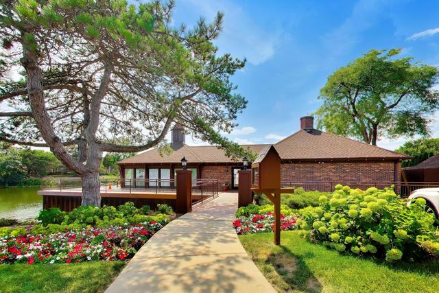 26 The Court Of Island Point, Northbrook, IL 60062