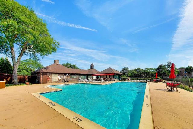26 The Court Of Island Point, Northbrook, IL 60062