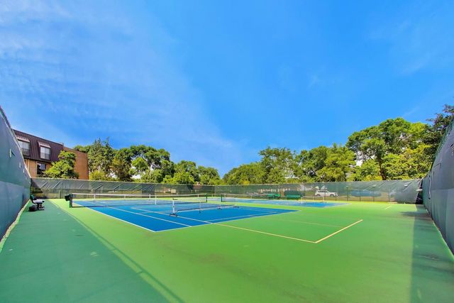 26 The Court Of Island Point, Northbrook, IL 60062