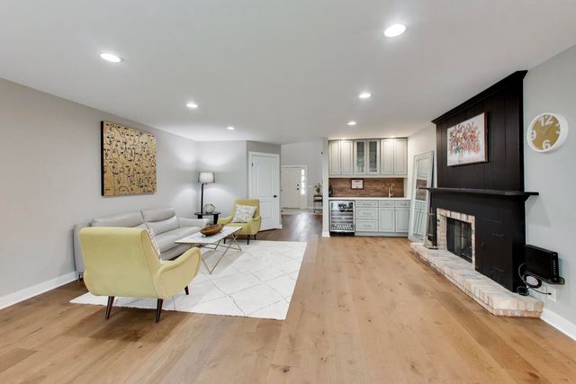 26 The Court Of Island Point, Northbrook, IL 60062