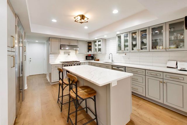 26 The Court Of Island Point, Northbrook, IL 60062