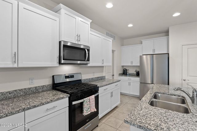 11288 S Weismann Drive, Vail, AZ 85641