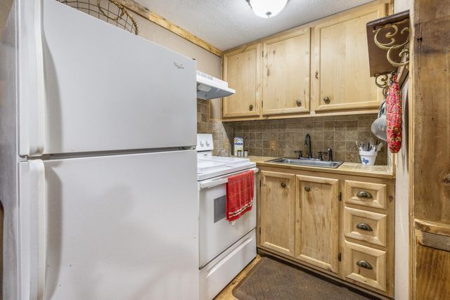 1195 County Road 161, Rock Island, TX 77470