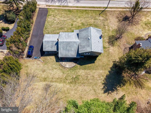 1950 VALLEY RD, Meadowbrook, PA 19046